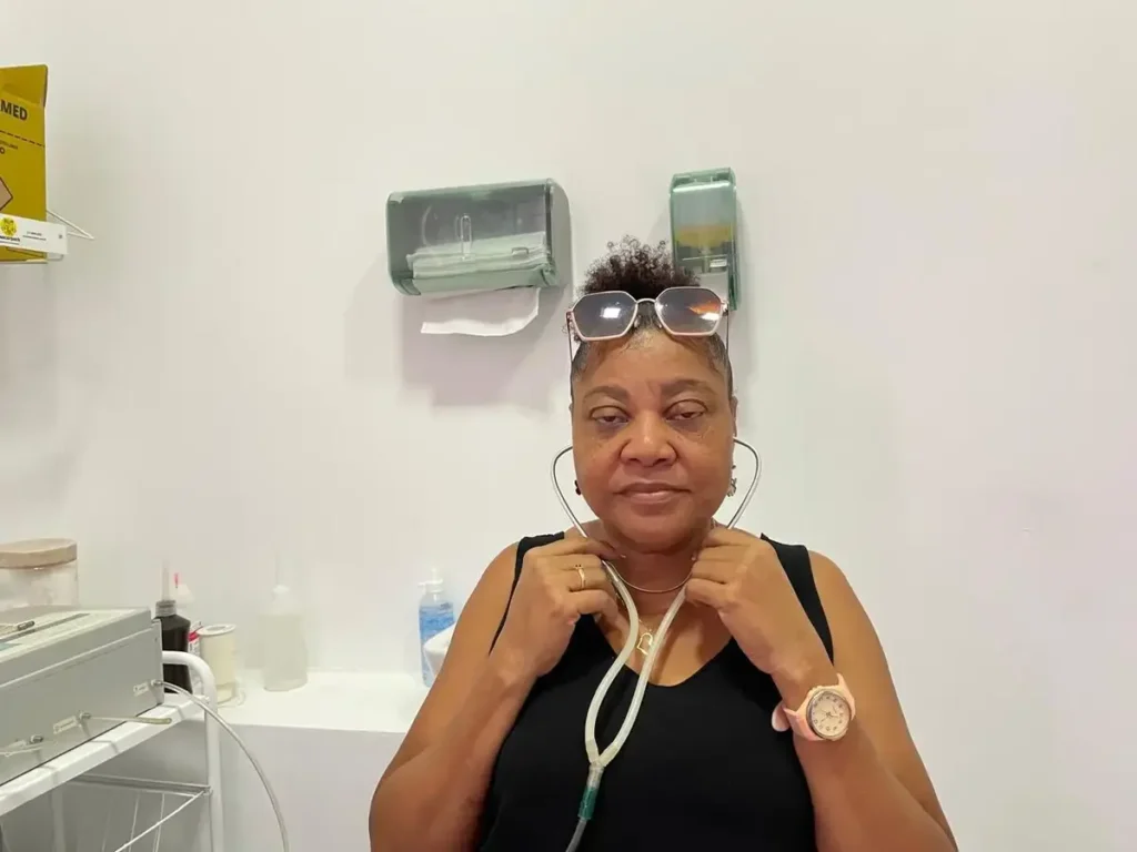 Home 14 Mulher realizando ozonioterapia auricular, tratamento natural com gás ozônio para melhorar a saúde auditiva, reduzir inflamações e estimular a circulação.