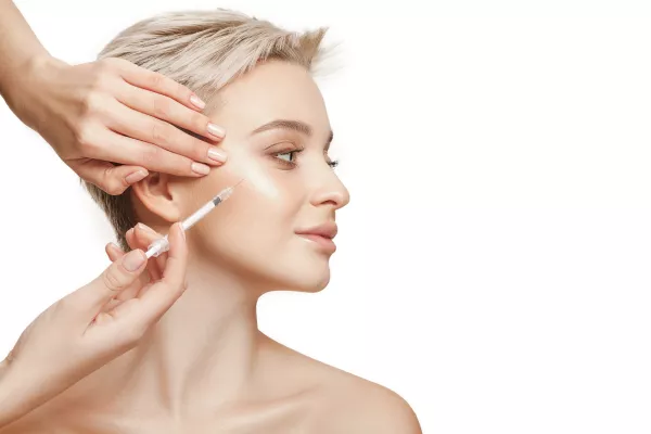 Home 10 Mulher realizando sessão de ozonioterapia facial para rejuvenescimento da pele, tratamento da acne e estímulo à produção de colágeno. Procedimento estético inovador com gás ozônio para revitalização e saúde da pele.