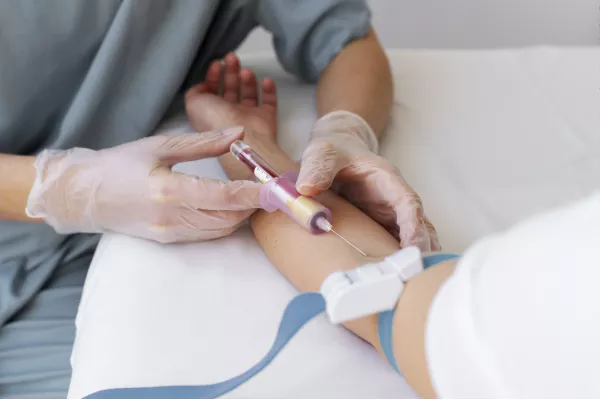 Home 12 "Paciente realizando auto-hemoterapia com ozônio, tratamento inovador para regeneração celular, oxigenação sanguínea e benefícios terapêuticos.