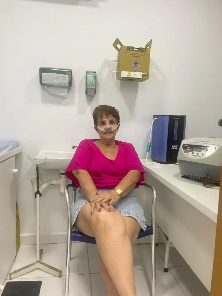 Home 16 Paciente relaxando durante sessão de hidrogênioterapia molecular para fortalecimento imunológico, redução do estresse oxidativo e promoção da saúde celular na Sarayu Estética e Saúde, em Campo Grande RJ.