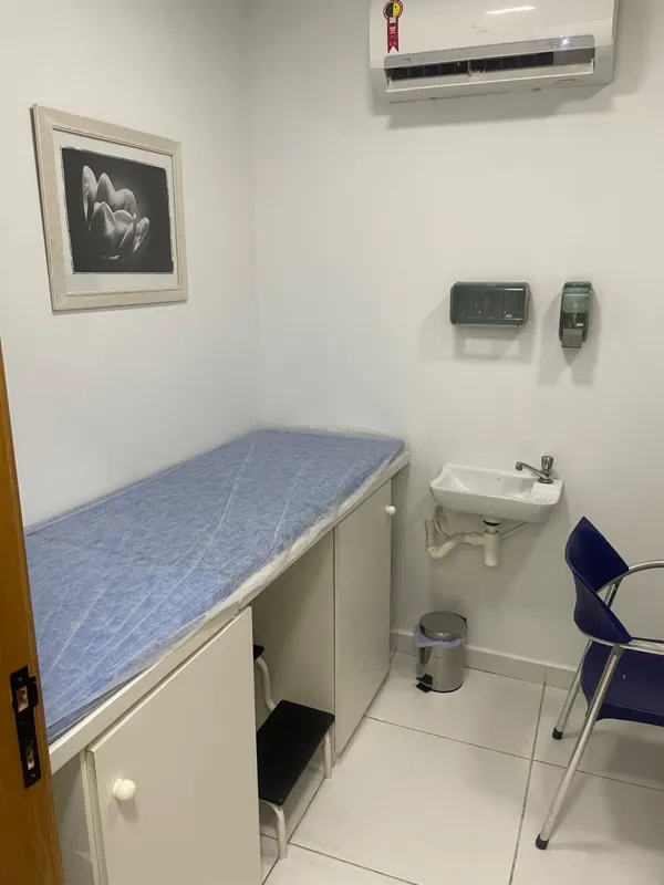 Home 5 Sala de atendimento equipada com cama para procedimentos de ozonioterapia em clínica de estética e saúde em Campo Grande RJ.