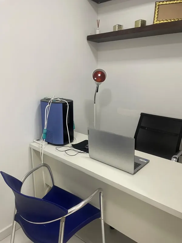 Home 6 Consultório moderno da Clínica Sarayu em Campo Grande RJ, ambiente ideal para aplicação de terapias naturais, como auto-hemoterapia com ozônio, clínico e fisioterapia integrativa.